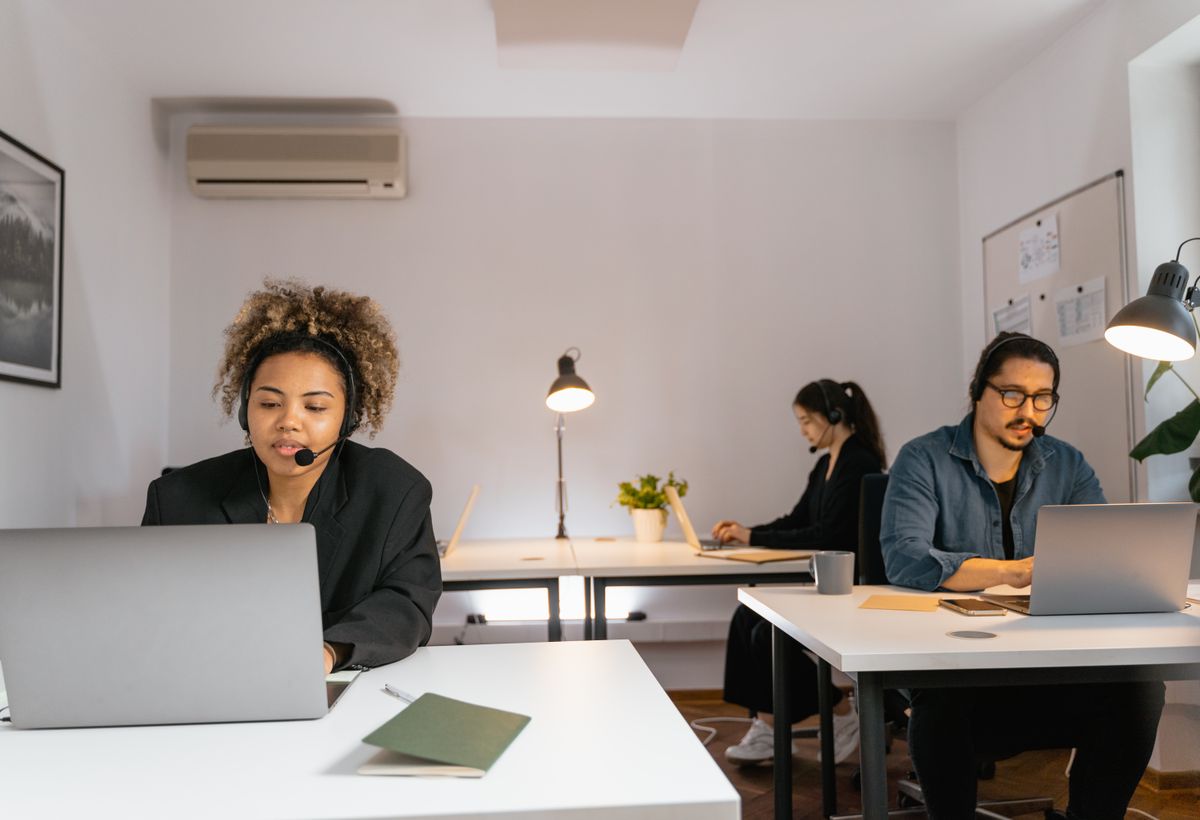atelier de travail autour d'un ordinateur