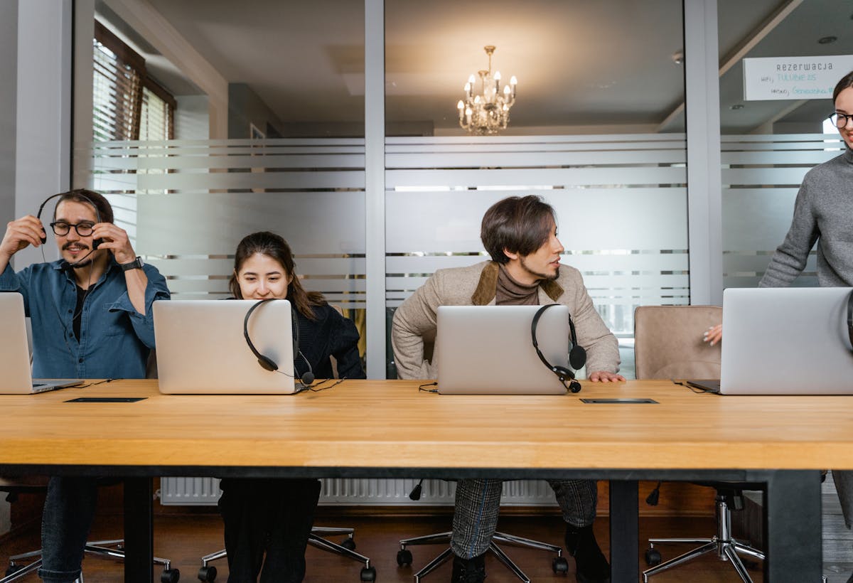 conversation professionnelle avec ordinateur portable
